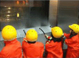 어린이들이 직접 소화기를 사용하여 화재진압체험 중